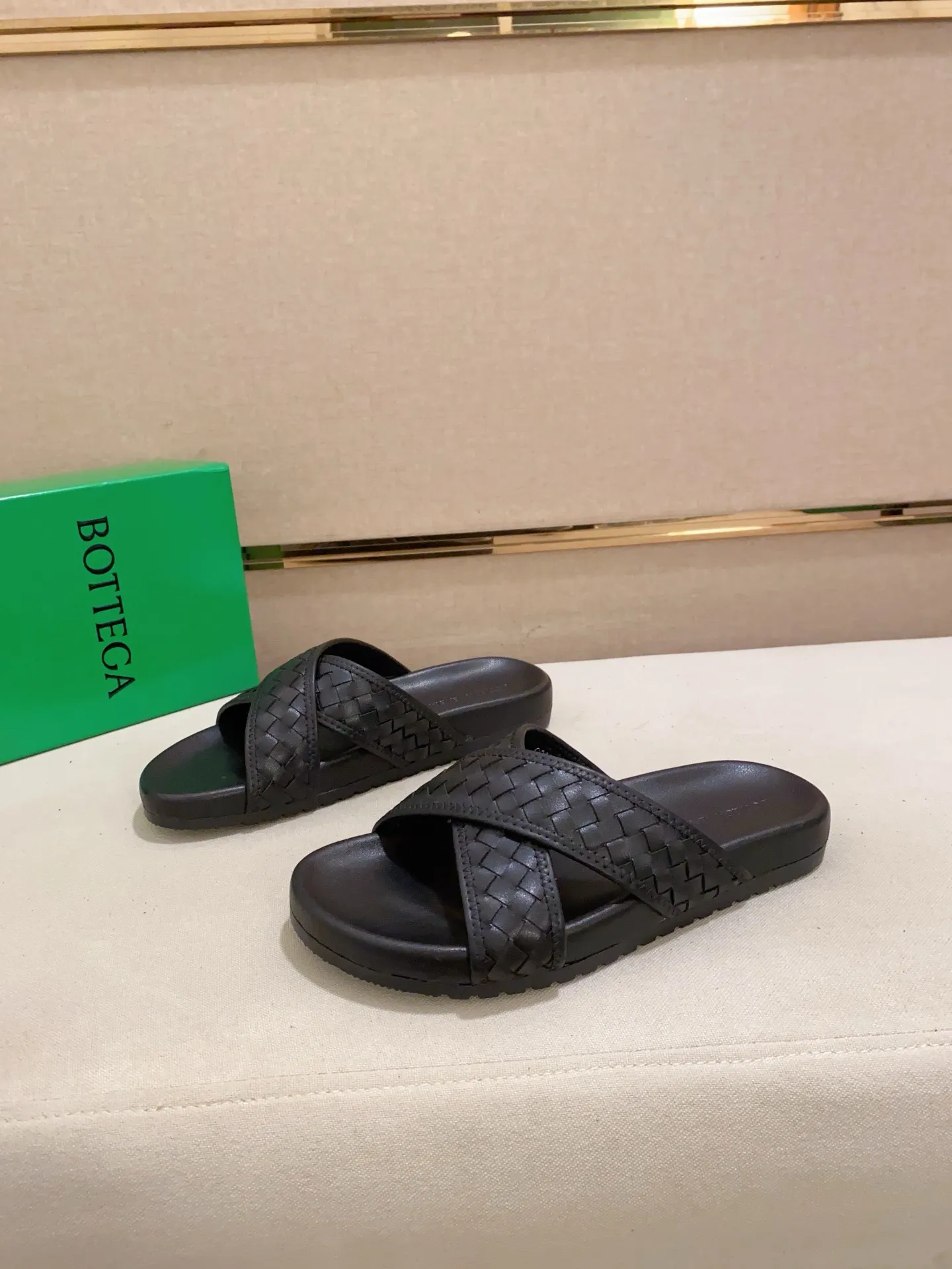 Men's shoes 💰: 320💰[BV~Bottega Veneta] Trendy new slippers are on the market. Same style as the official website. Counter quality [strong][strong][strong] Selected cow patent leather weaving. High-end atmosphere. Very cost-effective. Original wear-resistant rubber outsole. Fine workmanship. The upper layer of materials is used. The quality is visible. Shoe size 38-45.